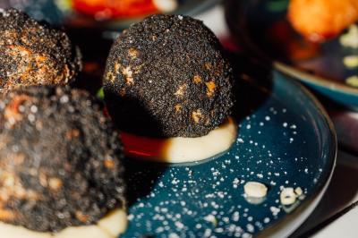 Plateau de mini-burgers au pain brioché, garnis de viande et de légumes colorés.