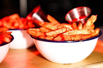 Plateau de mini-burgers au pain brioché, garnis de viande et de légumes colorés.