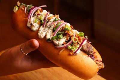 Plateau de mini-burgers au pain brioché, garnis de viande et de légumes colorés.