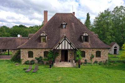 Salle de réception décorée avec des tables rondes dressées, nappes blanches, verres et couverts élégants.