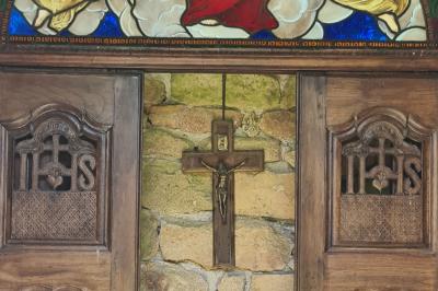 Salle de réception décorée avec des tables rondes dressées, nappes blanches, verres et couverts élégants.