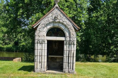 Salle de réception décorée avec des tables rondes dressées, nappes blanches, verres et couverts élégants.