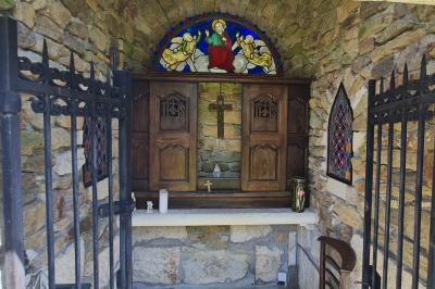 Salle de réception décorée avec des tables rondes dressées, nappes blanches, verres et couverts élégants.
