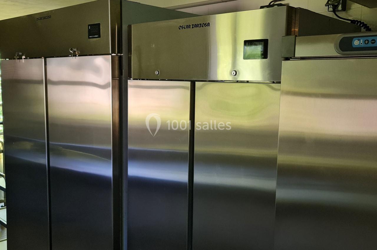 Armoires réfrigérées en acier inoxydable alignées dans un espace intérieur.