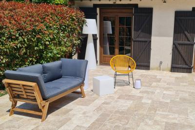 Salle de réception décorée avec des tables rondes dressées, nappes blanches, verres et couverts élégants.