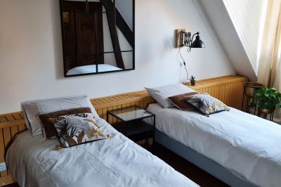 Salle de réception décorée avec des tables rondes dressées, nappes blanches, verres et couverts élégants.