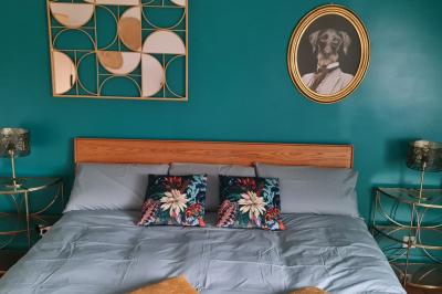 Salle de réception décorée avec des tables rondes dressées, nappes blanches, verres et couverts élégants.