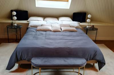 Salle de réception décorée avec des tables rondes dressées, nappes blanches, verres et couverts élégants.