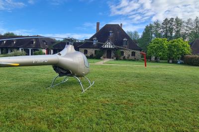 Salle de réception décorée avec des tables rondes dressées, nappes blanches, verres et couverts élégants.