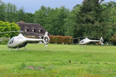 Salle de réception décorée avec des tables rondes dressées, nappes blanches, verres et couverts élégants.
