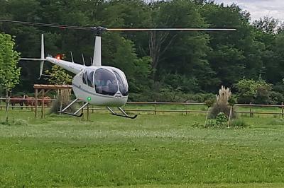 Salle de réception décorée avec des tables rondes dressées, nappes blanches, verres et couverts élégants.