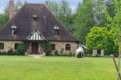 Salle de réception décorée avec des tables rondes dressées, nappes blanches, verres et couverts élégants.
