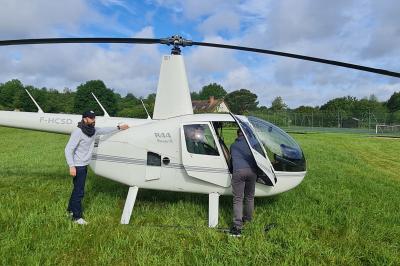 Salle de réception décorée avec des tables rondes dressées, nappes blanches, verres et couverts élégants.