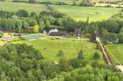 Salle de réception décorée avec des tables rondes dressées, nappes blanches, verres et couverts élégants.