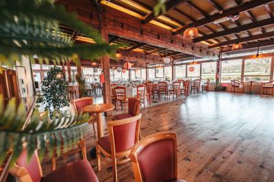 Terrasse au bord de l'eau