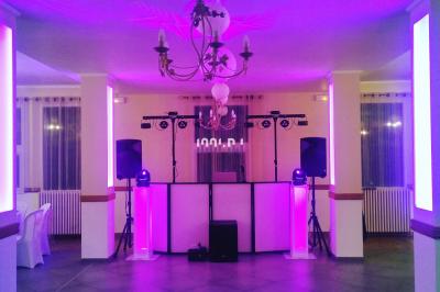 Table de mixage DJ Numark avec deux platines, des boutons lumineux et un écran, posée sur un support.