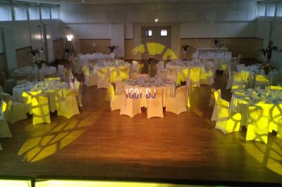 Table de mixage DJ Numark avec deux platines, des boutons lumineux et un écran, posée sur un support.