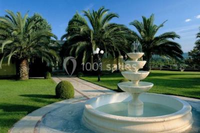Groupe de personnes dînant en plein air sur une terrasse avec vue sur un paysage verdoyant et des collines au coucher du…