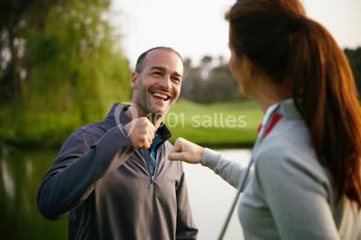 Groupe de personnes dînant en plein air sur une terrasse avec vue sur un paysage verdoyant et des collines au coucher du…