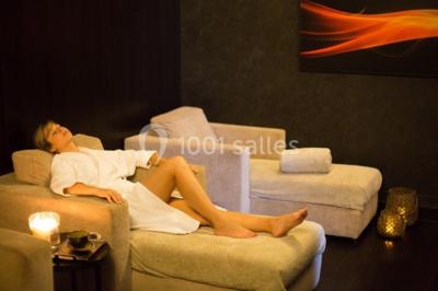 Groupe de personnes dînant en plein air sur une terrasse avec vue sur un paysage verdoyant et des collines au coucher du…