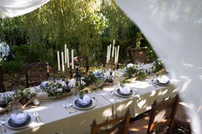 Cheval brun avec une marque blanche sur le front broutant de l'herbe dans un champ verdoyant.