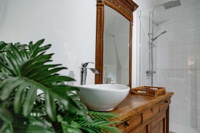 Cheval brun avec une marque blanche sur le front broutant de l'herbe dans un champ verdoyant.