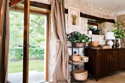 Cheval brun avec une marque blanche sur le front broutant de l'herbe dans un champ verdoyant.