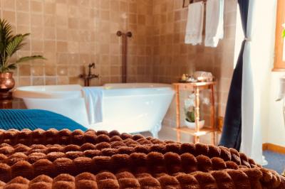 Cheval brun avec une marque blanche sur le front broutant de l'herbe dans un champ verdoyant.