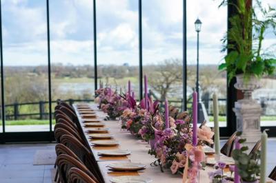 Cheval brun avec une marque blanche sur le front broutant de l'herbe dans un champ verdoyant.