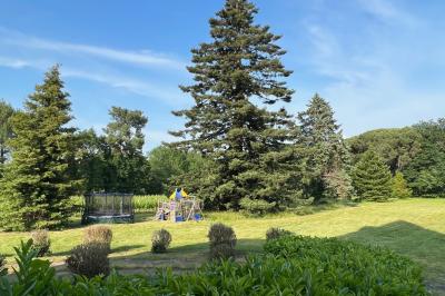 Intérieur d'une tente éclairée en rouge, avec des tables rondes et des chaises blanches disposées pour un événement.