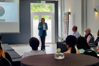 Des personnes se servent à un buffet dans un espace intérieur lumineux avec des boissons et des aliments disposés sur une…