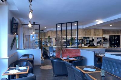 Dessert au chocolat avec framboises fraîches, éclats de biscuit et coulis, présenté sur une assiette en ardoise.