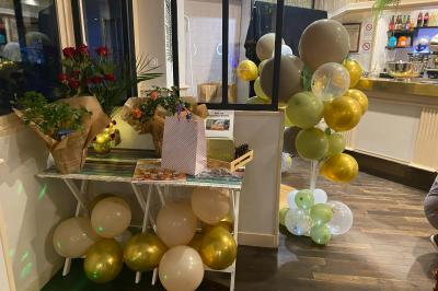 Dessert au chocolat avec framboises fraîches, éclats de biscuit et coulis, présenté sur une assiette en ardoise.