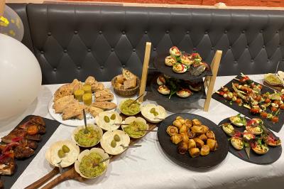 Dessert au chocolat avec framboises fraîches, éclats de biscuit et coulis, présenté sur une assiette en ardoise.