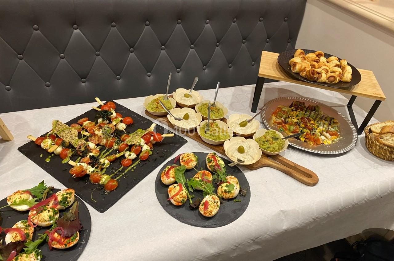 Buffet de hors-d'œuvre variés comprenant brochettes de légumes, dips, feuilletés et autres amuse-bouches.