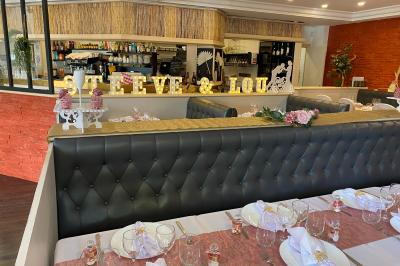 Dessert au chocolat avec framboises fraîches, éclats de biscuit et coulis, présenté sur une assiette en ardoise.