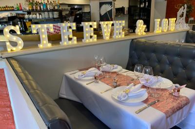 Dessert au chocolat avec framboises fraîches, éclats de biscuit et coulis, présenté sur une assiette en ardoise.