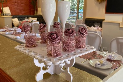 Dessert au chocolat avec framboises fraîches, éclats de biscuit et coulis, présenté sur une assiette en ardoise.