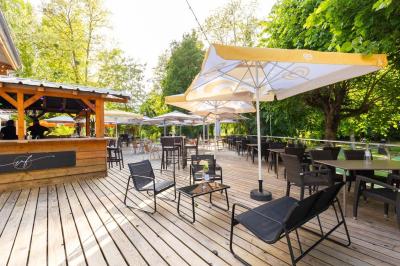 Salle de réception décorée avec de longues tables dressées, des chaises dorées et des nuages suspendus au plafond.