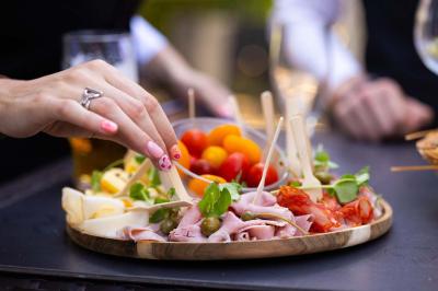 Salle de réception décorée avec de longues tables dressées, des chaises dorées et des nuages suspendus au plafond.