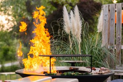 Salle de réception décorée avec de longues tables dressées, des chaises dorées et des nuages suspendus au plafond.