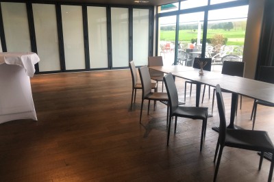 Miniature Location salle Pulnoy (Meurthe-et-Moselle) - Restaurant du Golf de Pulnoy #15 Bâtiment moderne avec terrasse et pelouse verdoyante sous un ciel bleu clair.