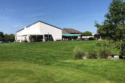 Miniature Location salle Pulnoy (Meurthe-et-Moselle) - Restaurant du Golf de Pulnoy #19 Bâtiment moderne avec terrasse et pelouse verdoyante sous un ciel bleu clair.