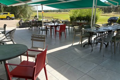 Miniature Location salle Pulnoy (Meurthe-et-Moselle) - Restaurant du Golf de Pulnoy #11 Carré d'agneau en croûte d'herbes, accompagné de légumes verts et d'une sauce dressée sur une assiette blanche.