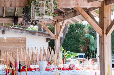 Salle de réception élégante avec tables rondes décorées de fleurs blanches et serviettes pliées, ambiance lumineuse.