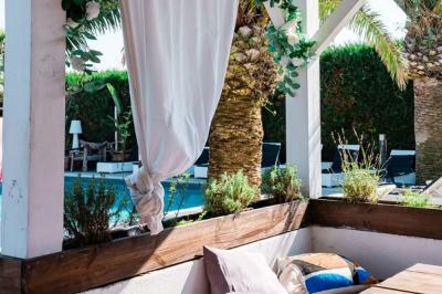 Salle de réception élégante avec tables rondes décorées de fleurs blanches et serviettes pliées, ambiance lumineuse.