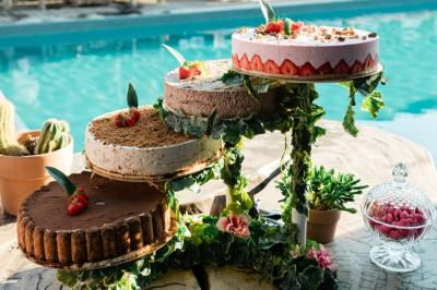 Salle de réception élégante avec tables rondes décorées de fleurs blanches et serviettes pliées, ambiance lumineuse.