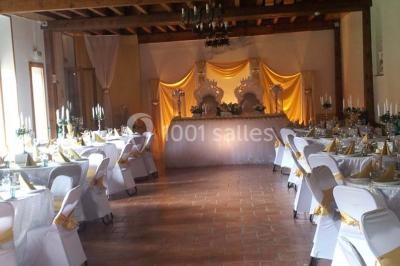 Plusieurs tentes colorées installées sur un terrain herbeux entouré d'arbres.