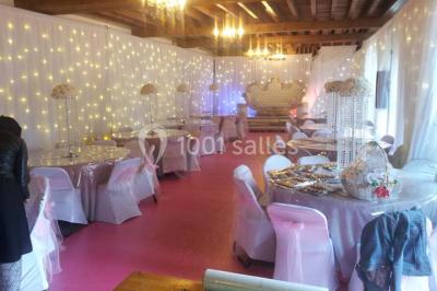 Plusieurs tentes colorées installées sur un terrain herbeux entouré d'arbres.