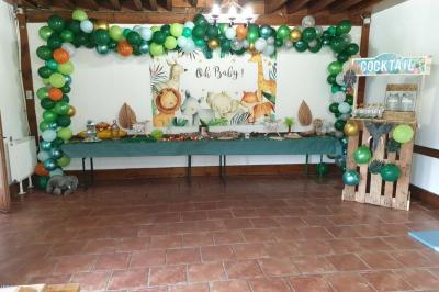 Plusieurs tentes colorées installées sur un terrain herbeux entouré d'arbres.